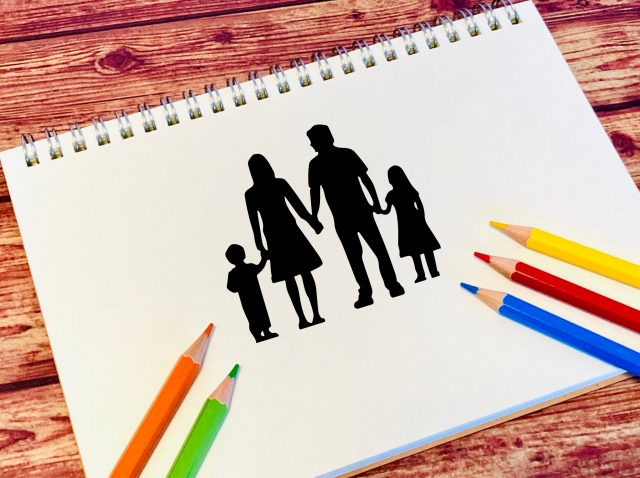 家族全員でまとめて保険に入れるって本当？個別契約との違いは？