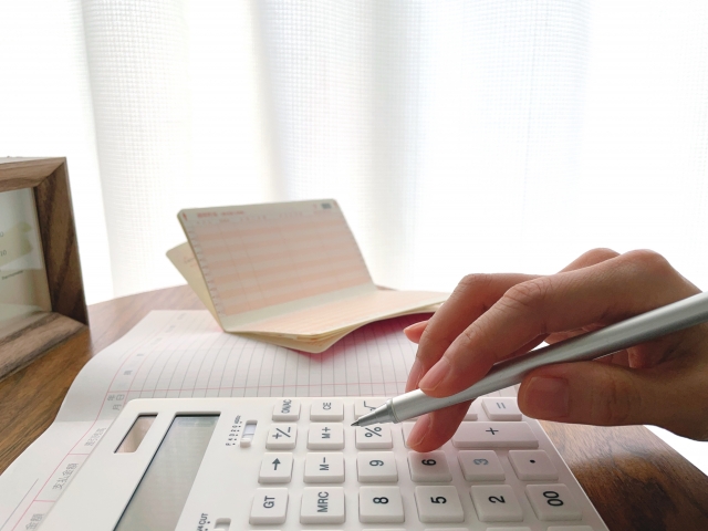 【会話形式】月払い？年払い？共働き家計の賢い選び方とは？