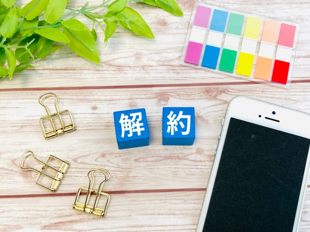保険を解約して後悔する人・して良かった人の違いって何？判断のポイントを解説